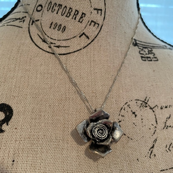 🌹Silver Plt 16” Chain with Metal Rose Pendant - Picture 3 of 6